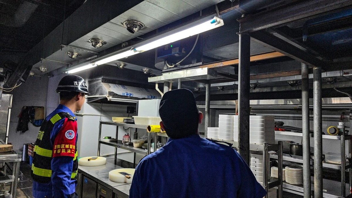 茂名城管联合开展餐饮油烟专项整治